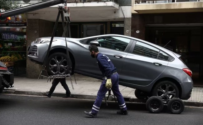 El Gobierno dio marcha atrás con la decisión de quitar a las grúas de los seguros de autos