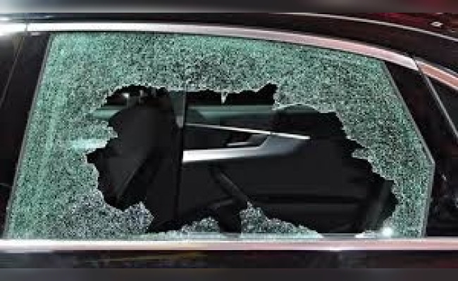 Rompieron el vidrio de un auto y se llevaron elementos de su interior
