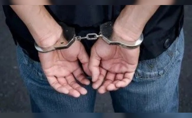 Aprehendido en patio ajeno: tenía orden de detención