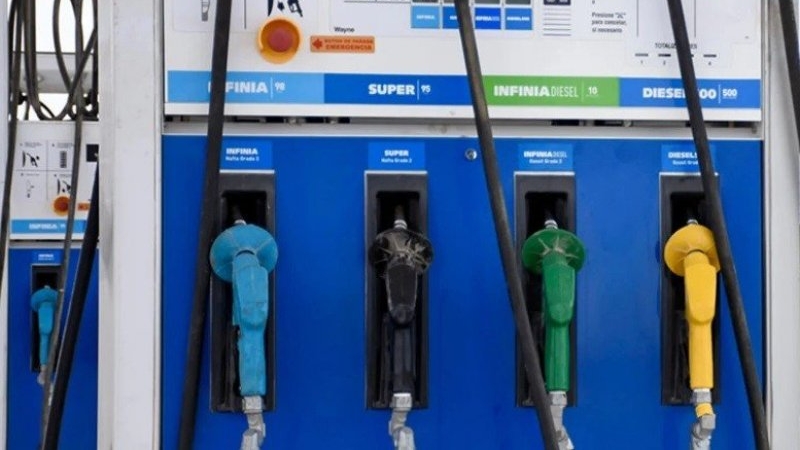 El combustible baja un 3% en la Argentina por la caída internacional del petróleo