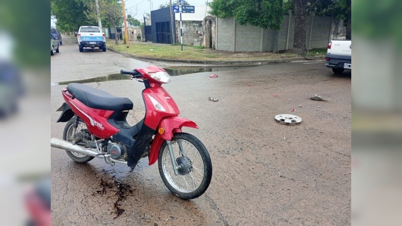 Accidente de tránsito: motociclista lesionada fue derivada al hospital