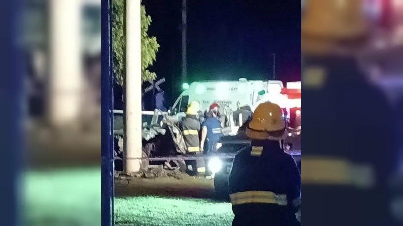 Robó un auto, lo chocó contra un poste y murió