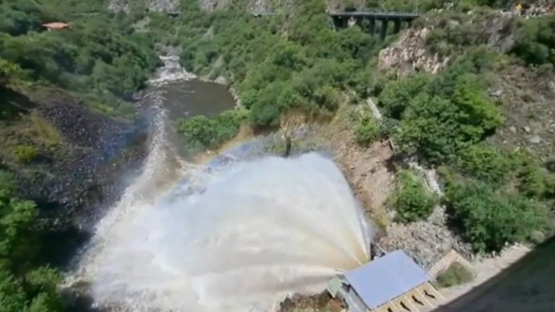 Dique San Roque: la "cola de novia" se volvió a ver tras la apertura de válvulas