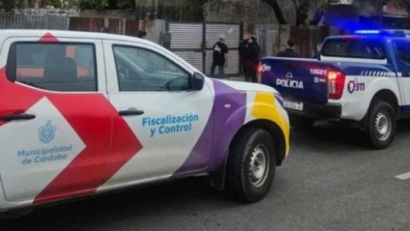 Inspectores municipales fueron agredidos por comerciantes en el Parque Sarmiento durante un acto oficial