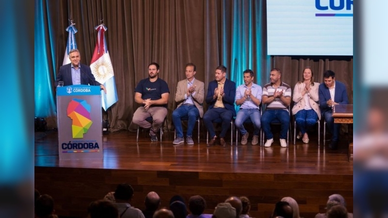 Llaryora anunció que en 2025 el 98% de los impuestos al campo volverán en obras de infraestructura para el sector