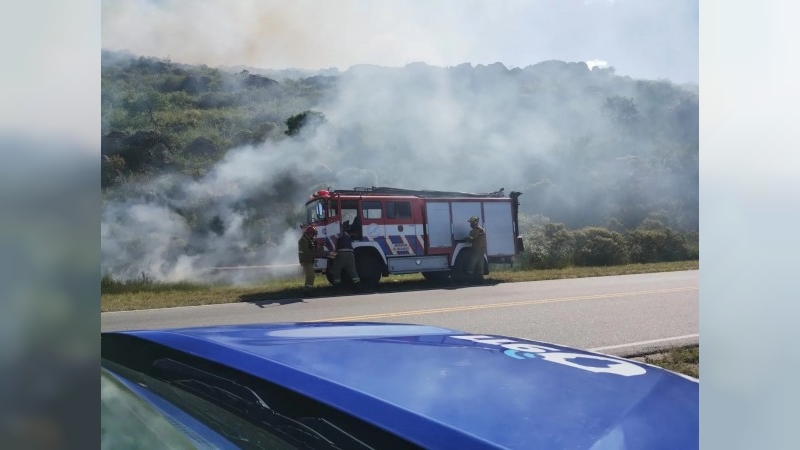 Incendio en el Camino de las Altas Cumbres: bomberos combaten un foco en Copina