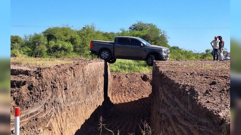 Insólito: una camioneta quedó "colgada" tras pasar por una obra mal señalizada