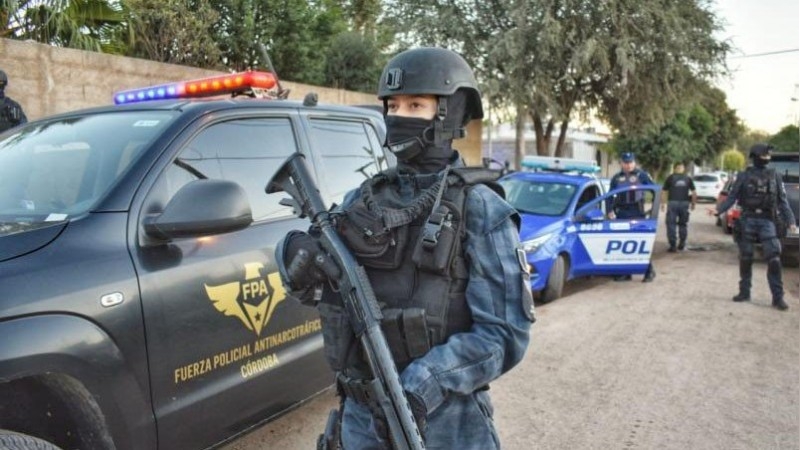 Tres detenidos: robo, drogas, resistencia a la autoridad