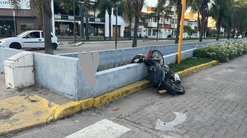 Las Varillas: motociclista cae en una zanja