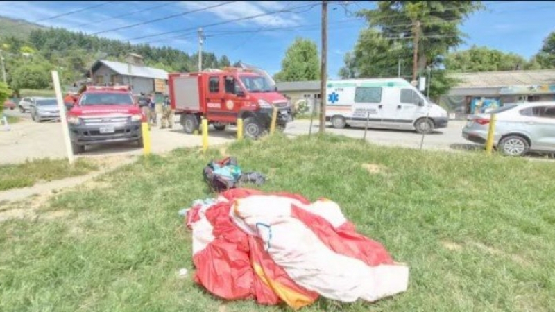 Una turista hacía parapente en Bariloche, quedó enredada en los cables de electricidad y dejó a un barrio sin luz