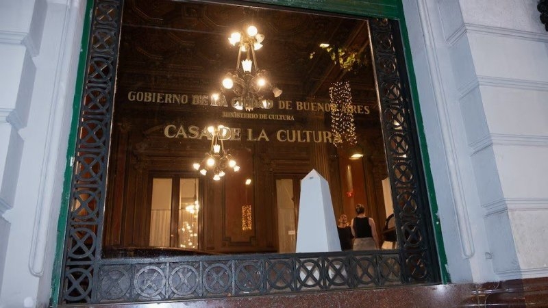 El último adiós a Lanata: reabrieron las puertas de la Casa de la Cultura y la gente se acerca a despedirlo con tristeza