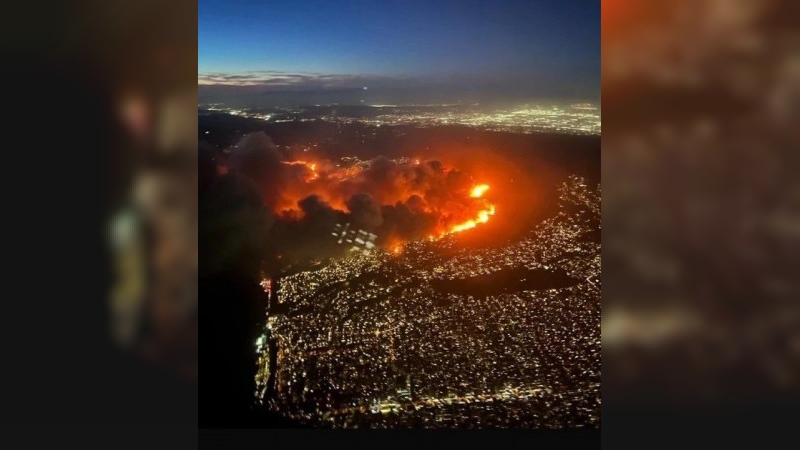 Voraz incendio en California: más de 30 mil evacuados