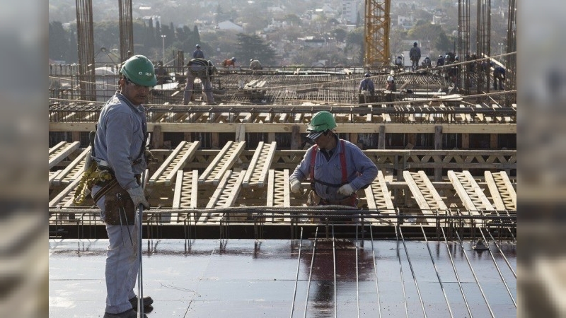 Entre enero y noviembre, la construcción y la industria registraron caídas del 28,5% y el 10,7%