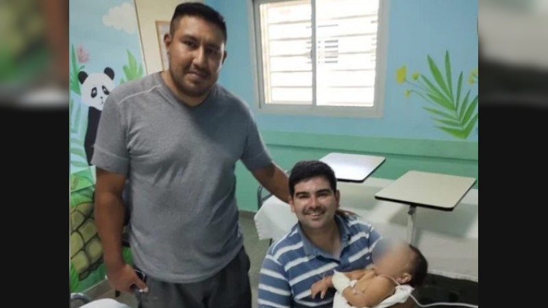 Policía héroe: salvó la vida de una bebé que se había ahogado en una pileta