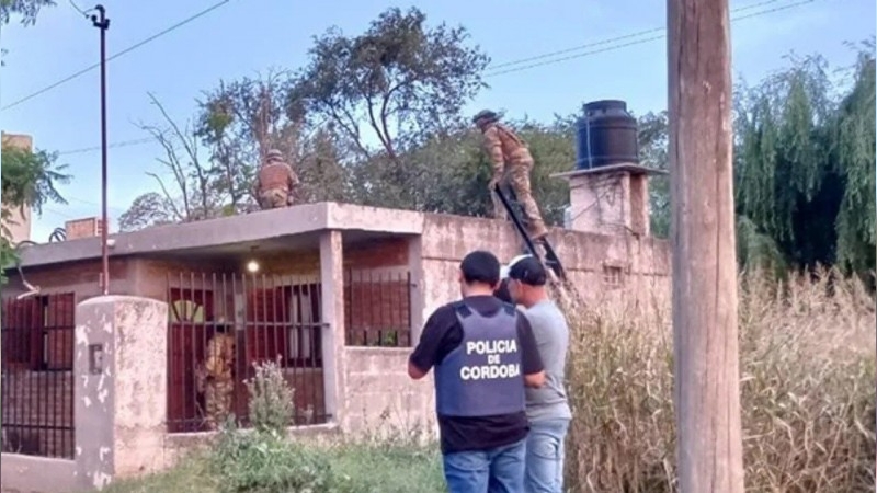 Baleó a su exyerno para defender a su hija y se atrincheró en su casa