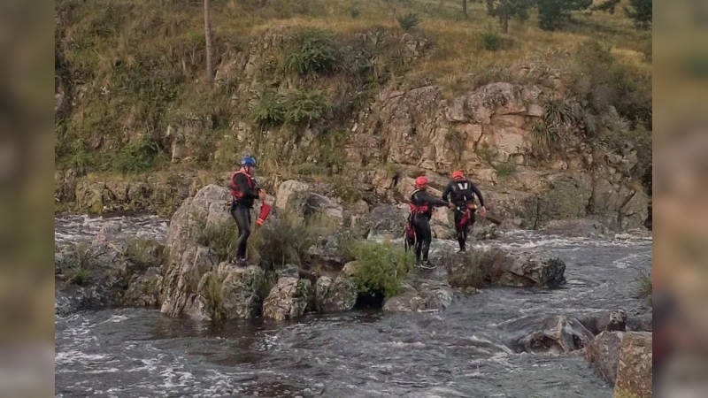 Dramático rescate de dos turistas arrastrados por el río El Durazno