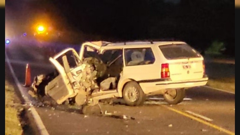 Impactante choque frontal entre un móvil de la Caminera y un auto en Embalse: hay un herido grave
