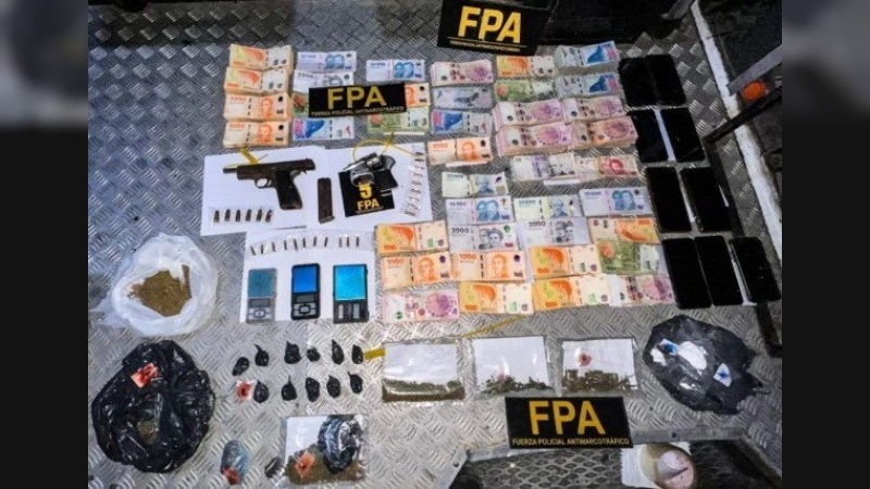 Secuestran armas, municiones y más de 600 dosis de drogas en Cruz del Eje