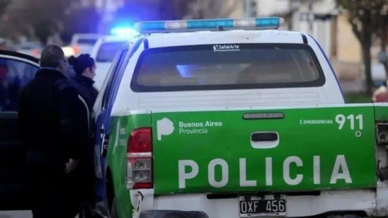 Un peligroso preso era trasladado de La Plata a Azul, pidió ir al baño y se fugó