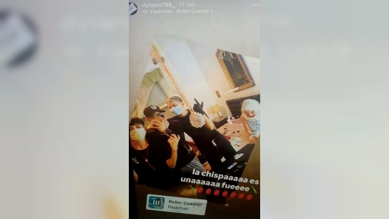 Se sacaron una foto con una jubilada de 92 años después de robarle