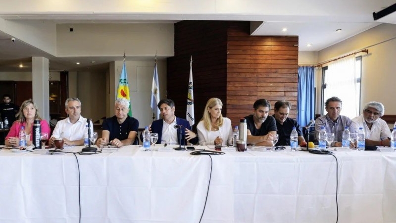 Axel Kicillof reunió a 35 intendentes en Villa Gesell y pidió "amplitud" para enfrentar a Javier Milei