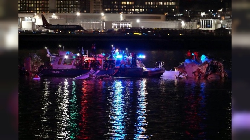 Recuperan 18 cuerpos del río Potomac tras el choque entre un avión y un helicóptero en Washington