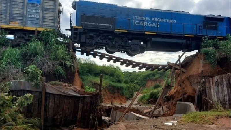 Salta: un tren quedó colgando tras romperse parte de un puente en Horcones