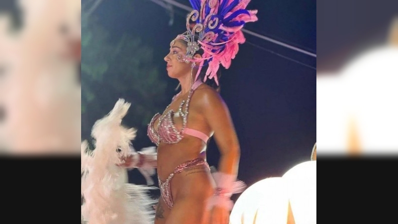 Una intendenta sorprendió a todos bailando con un traje diminuto en los corsos de su ciudad