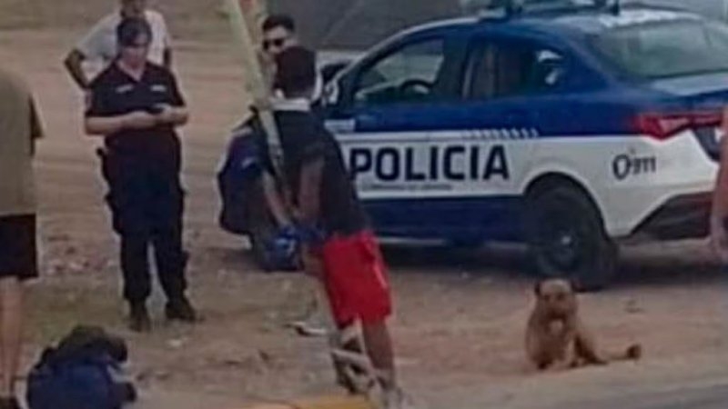Hartos de los robos, atraparon a un ladrón en Córdoba y lo ataron a un poste hasta que llegó la Policía