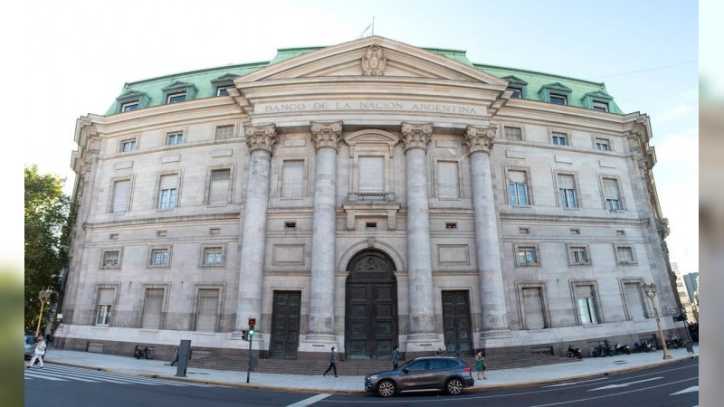 Antes de viajar a Estados Unidos, Milei firmó el decreto que transforma al Banco Nación en una sociedad anónima