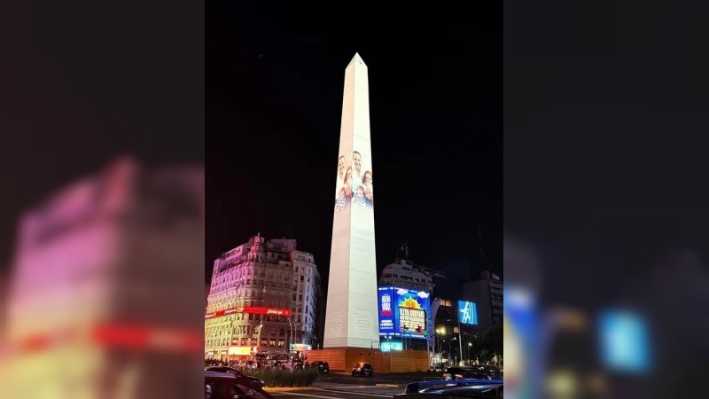 Intervinieron el Obelisco con un mapping en apoyo al papa Francisco y en homenaje a la familia Bibas