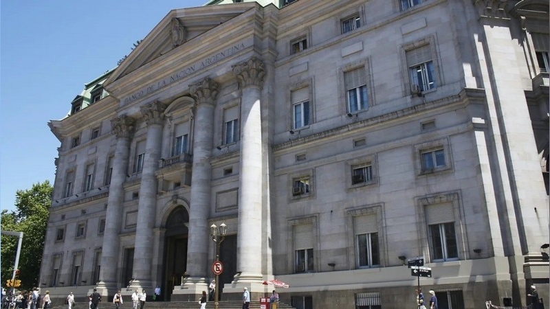 El Gobierno planea cerrar sucursales del Banco Nación y despedir empleados
