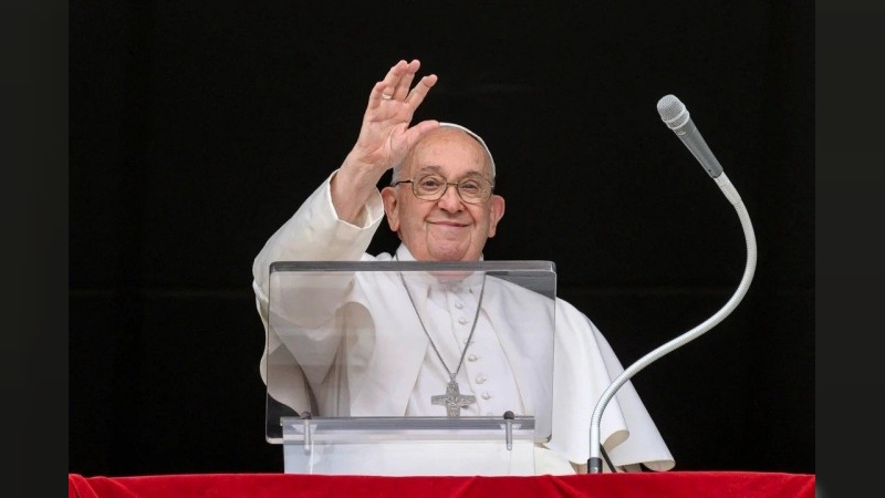 El Papa Francisco sigue en estado crítico y pasó "una buena noche", según el último parte médico del Vaticano