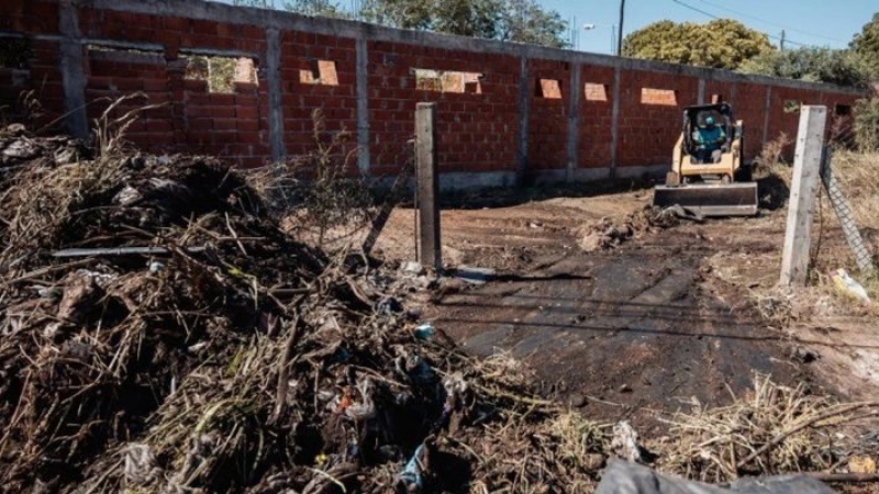 Municipalidad de Córdoba retiró ocho toneladas de basura de un baldío