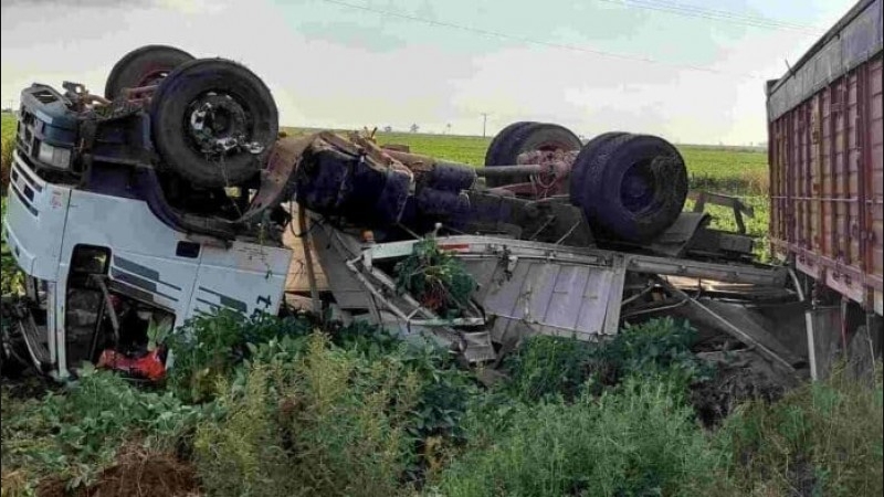 Grave accidente entre un camión y un tractor