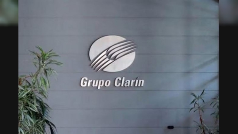 Grupo Clarín respondió a las acusaciones de Milei sobre la devaluación de 2002