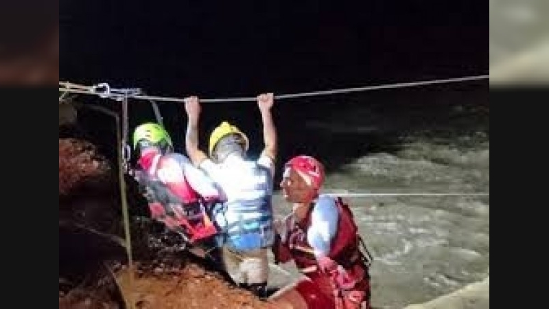 Rescataron a tres personas que quedaron atrapadas por la creciente en Río Cuarto