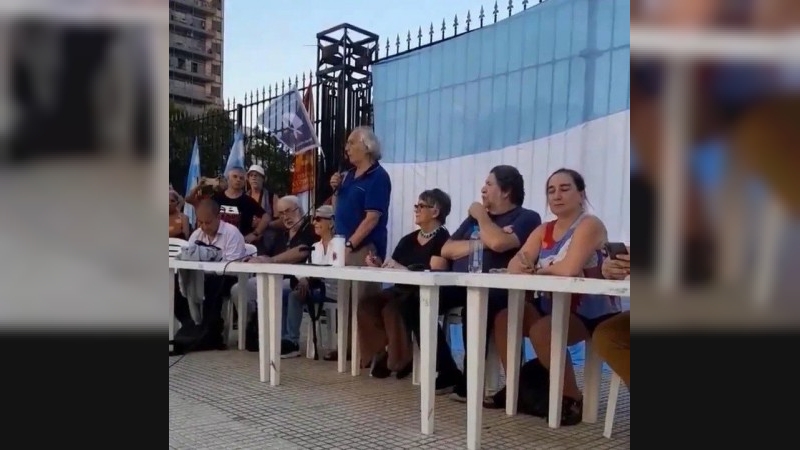 Opositores realizaron un acto para pedir un juicio político a Javier Milei