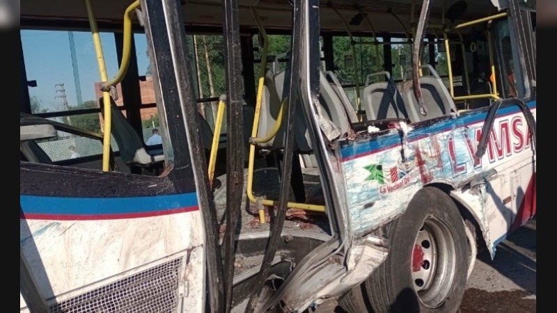 Brutal choque entre un colectivo y un camión en Laferrere: hay al menos dos muertos y a una mujer debieron amputarle un brazo