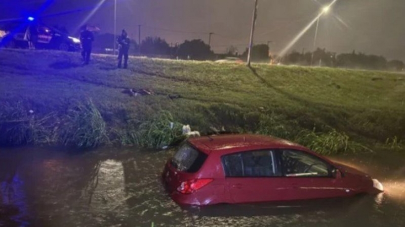 Córdoba: un auto cayó a un canal en plena lluvia, pero el conductor resultó ileso 