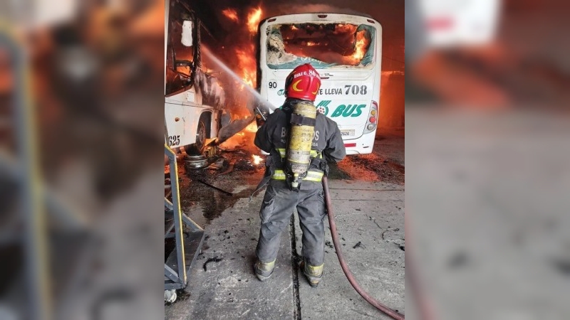 Se incendió el taller de la empresa de transporte Fonobus en Córdoba