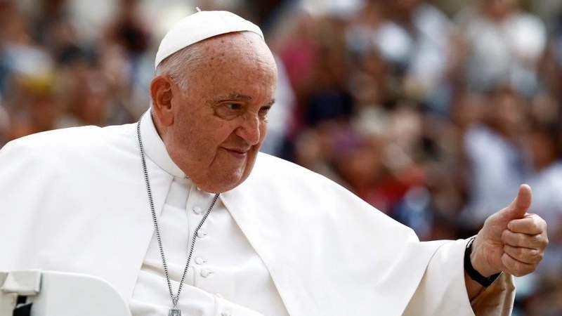 El papa Francisco mejora y los médicos le retiraron el pronóstico reservado