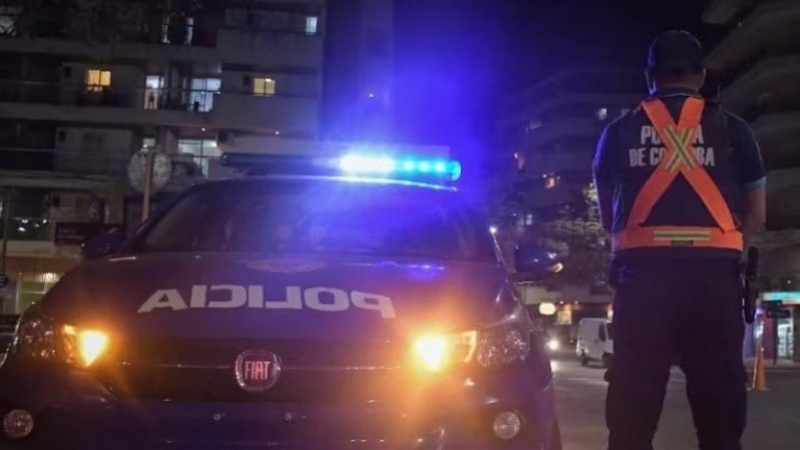 Más de 150 personas y ataque a piedrazos: desalojaron una fiesta clandestina en Córdoba