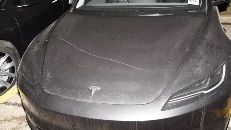 Vandalizan decenas de vehículos de Tesla en Canadá