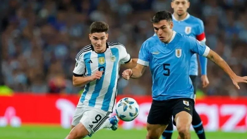 Sin Messi, Argentina visita a Uruguay para seguir en lo más alto de las Eliminatorias
