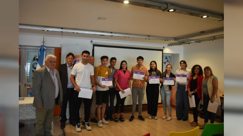 Entregaron becas municipales para estudiantes de Frontera