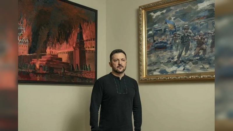 Zelenski posó en su despacho delante de un cuadro que muestra la Plaza Roja de Moscú en llamas