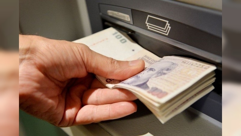 Los bancos aumentan las comisiones y extraer plata del cajero puede costar $5.000
