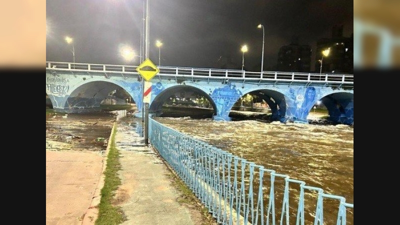 Corte total en los tramos bajos de la Costanera por crecida del Suquía