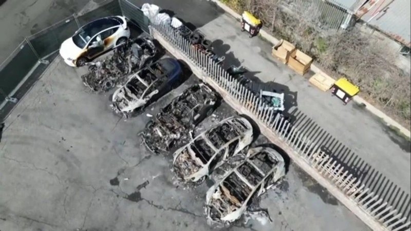Denuncian ataque a Elon Musk: se incendió un concesionario de Tesla en Roma y sospechan que fue provocado